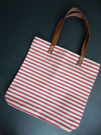 Tasche gestreift rot-beige aus Stoff mit braunen Henkeln