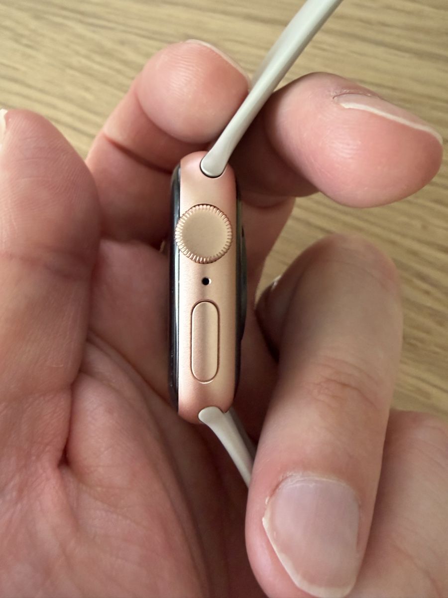 Apple Smartwatch: Apple Watch SE 40mm Gold – D'occasion à Weisslingen par quarktasche 5