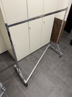 Höhenverstellbarer Kleiderständer auf Rollen – stabil & prak