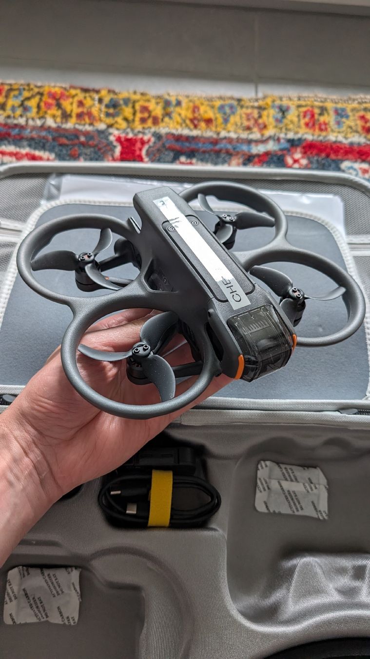 DJI Modellismo RC: DJI Avata 2 Fly More Combo mit Tasche und Controller – Usato da Fribourg venduto da L-L-L