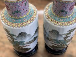 Prachtvolles Paar China-Vasen Famille Rose mit Sockel