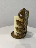 Dekorativer Kerzenhalter mit Kerze