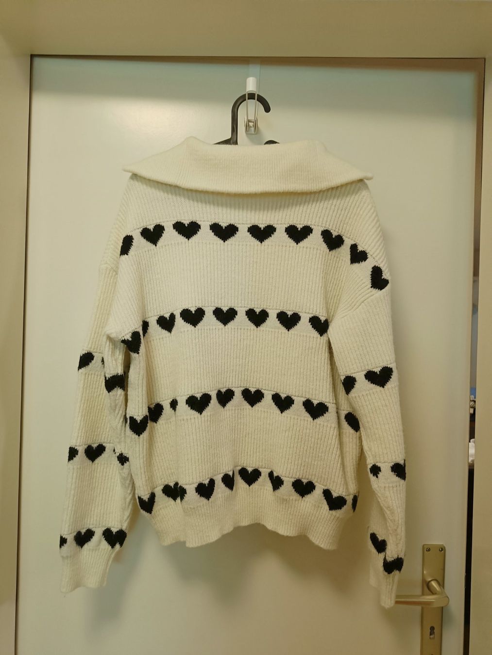 Maglioni & Felpe: Copperose Pullover weiss mit schwarzen Herzen, ca. M – Usato da Zürich venduto da Atelier.Second 4