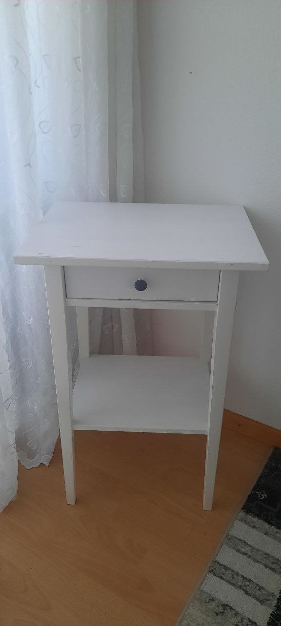 Comodini: 1 x HEMNES Ablagetisch – Usato da Winterthur venduto da zah_wsv9 1