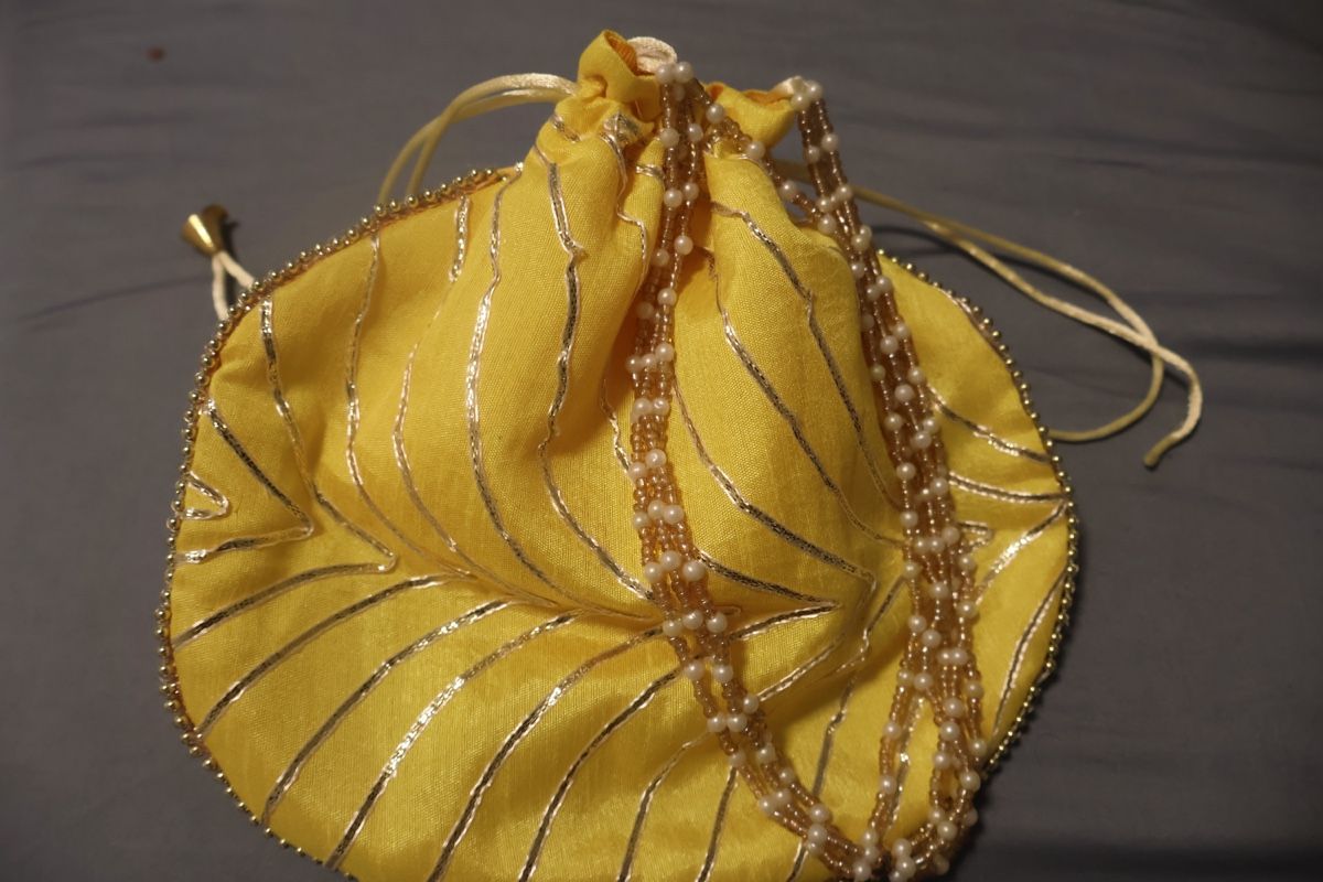 Taschen für Damen: Beuteltasche gelb mit Perlenkette – Neu (gemäss Beschreibung) aus Bösingen von ash_jnn8 3