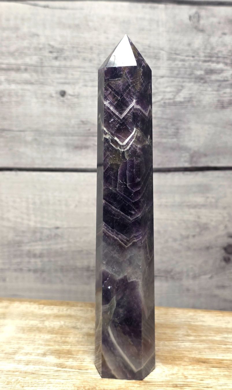 Minerali & Pietre curative: Chevron Amethyst Obelisk G 340g – Nuovo e nell'imballaggio originale da Matzingen venduto da Shay_Crystalz