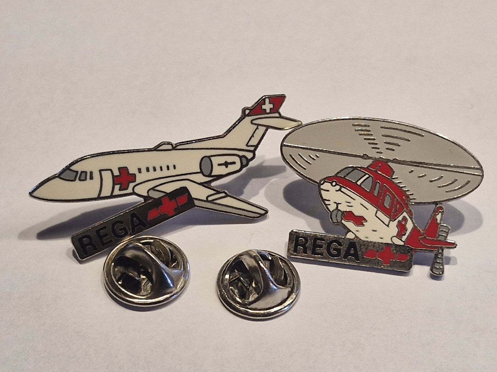 Placchette & Badge: REGA Pins, Set mit 2 Stück, Flugzeug, Helikopter – Usato da Grenchen venduto da 170