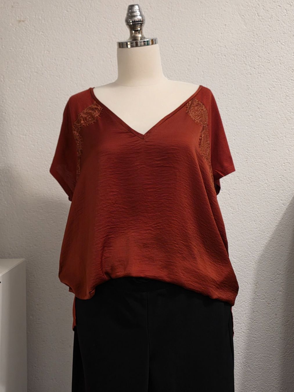 Tops: Rote Bluse mit Spitze, Gr. L – D'occasion à Neerach par Basile1