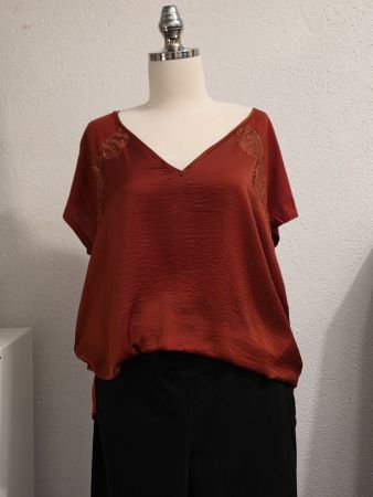 Rote Bluse mit Spitze, Gr. L