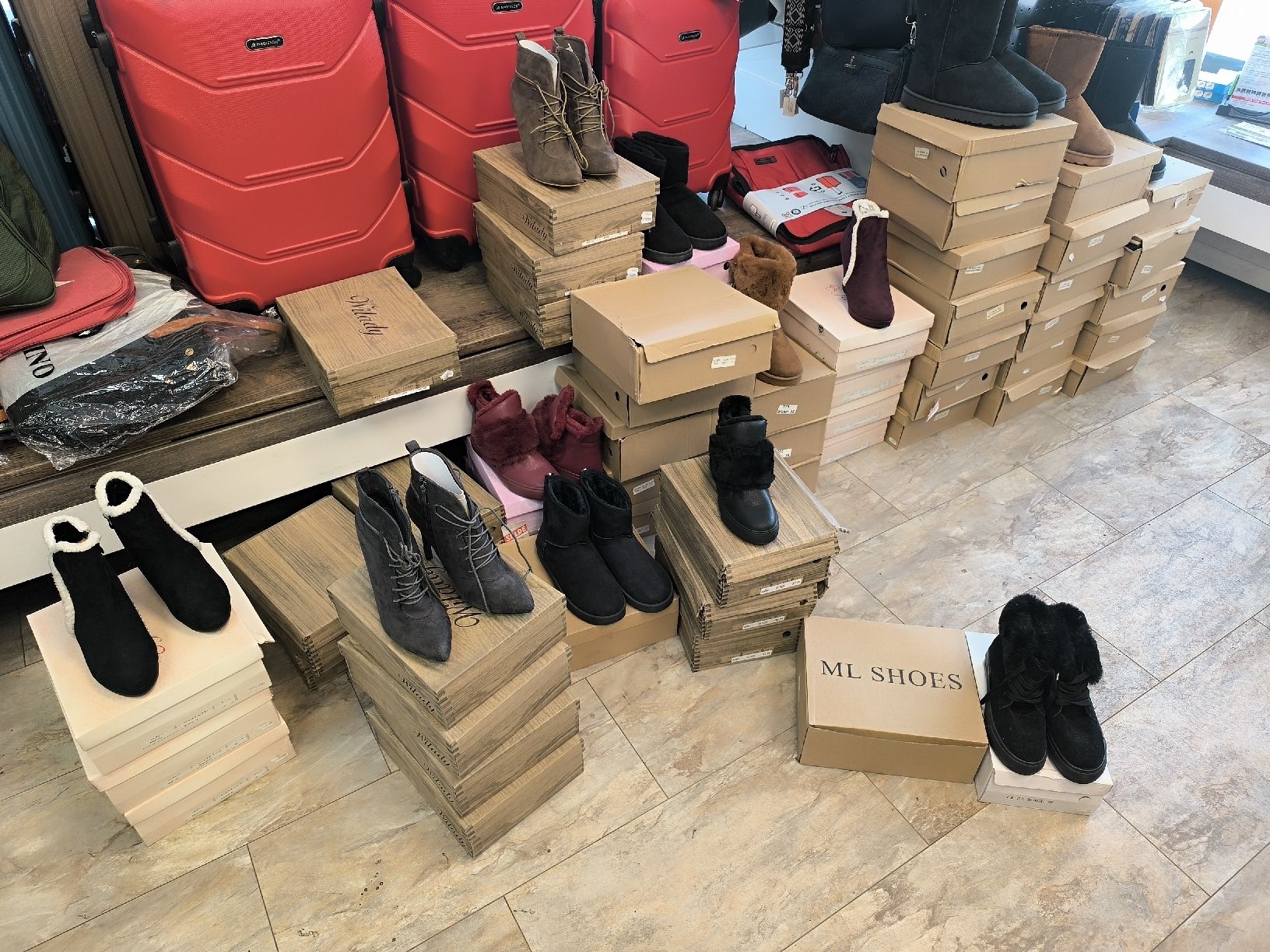 Scarpe da donna: Lot de 59 Bottines d'hiver neuve – Nuovo e nell'imballaggio originale da La Chaux-de-Fonds venduto da lolmaker1007