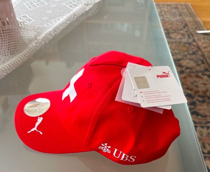 Puma Altro in  Abbigliamento & Accessori: Puma Kappe rot mit Schweizer Kreuz und UBS – Nuovo e nell'imballaggio originale da Liestal venduto da leo_5hsv