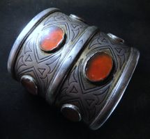 Turkmenische feuervergoldete TEKKE Armspange mit Karneolen