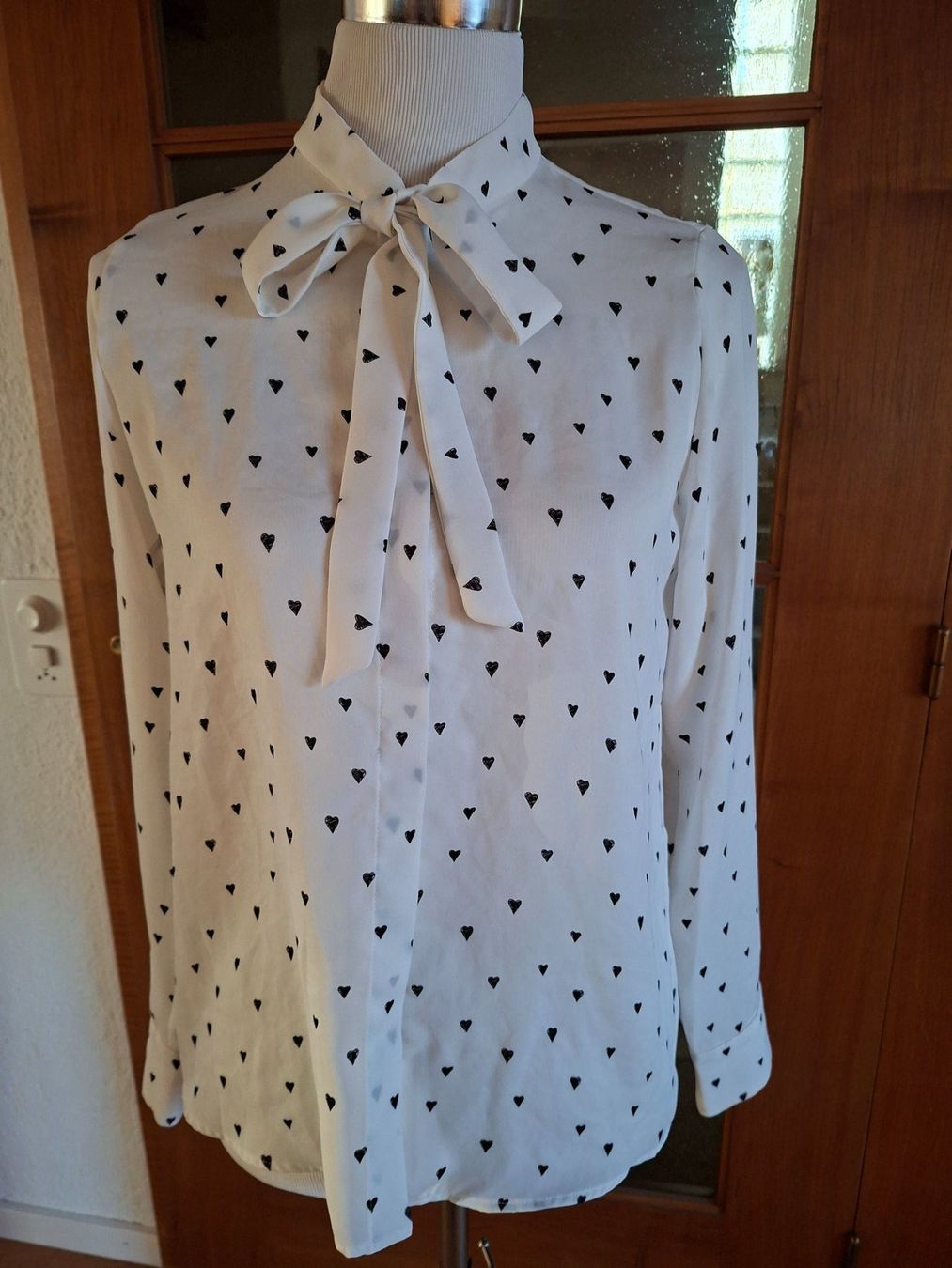 Marc Cain Blusen: MarcCain Bluse weiss mit schwazen Herzen – Gebraucht aus Unterentfelden von hofa01