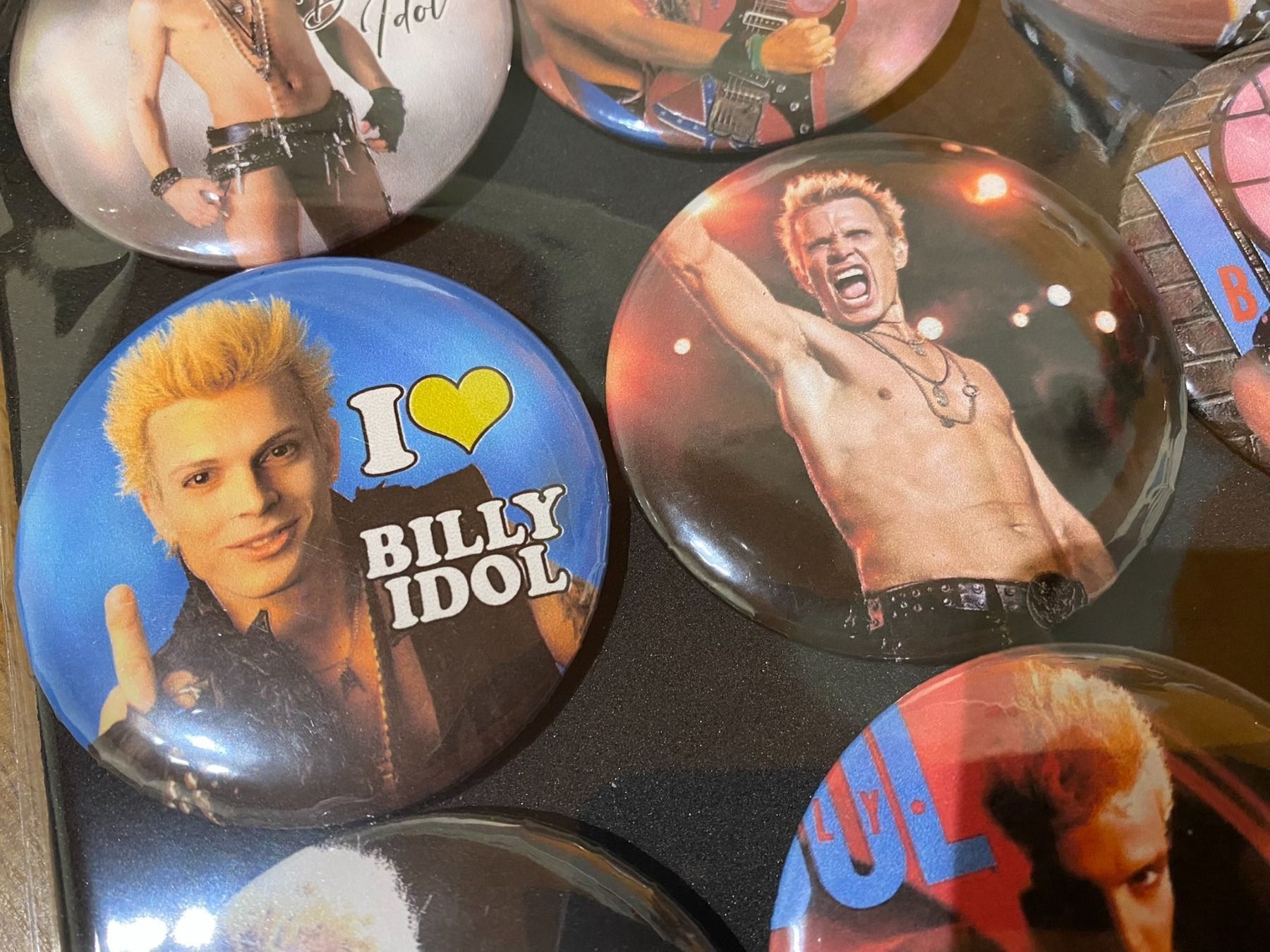 Plaketten & Abzeichen: Billy Idol Pin Ansteck & Magnet Badges, Neu! – Neu (gemäss Beschreibung) aus Basel von FatCatPacksTheRatt 3