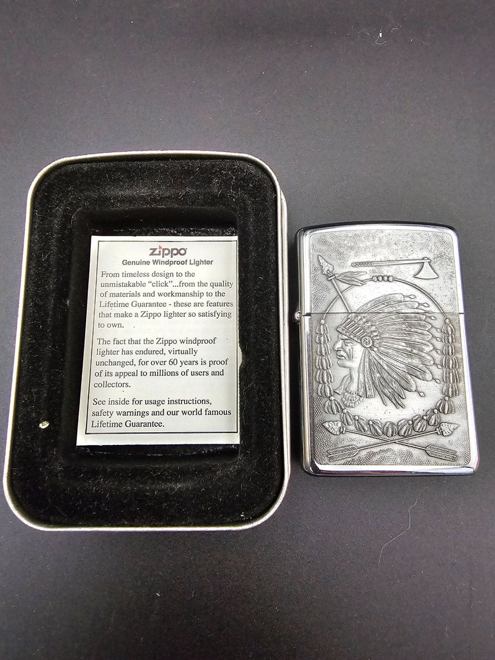 Zippo Accendini: Zippo Chef Amérindien, 1997 objet collection  jamais utilisé – Nuovo e nell'imballaggio originale da Genève venduto da Djoff 2
