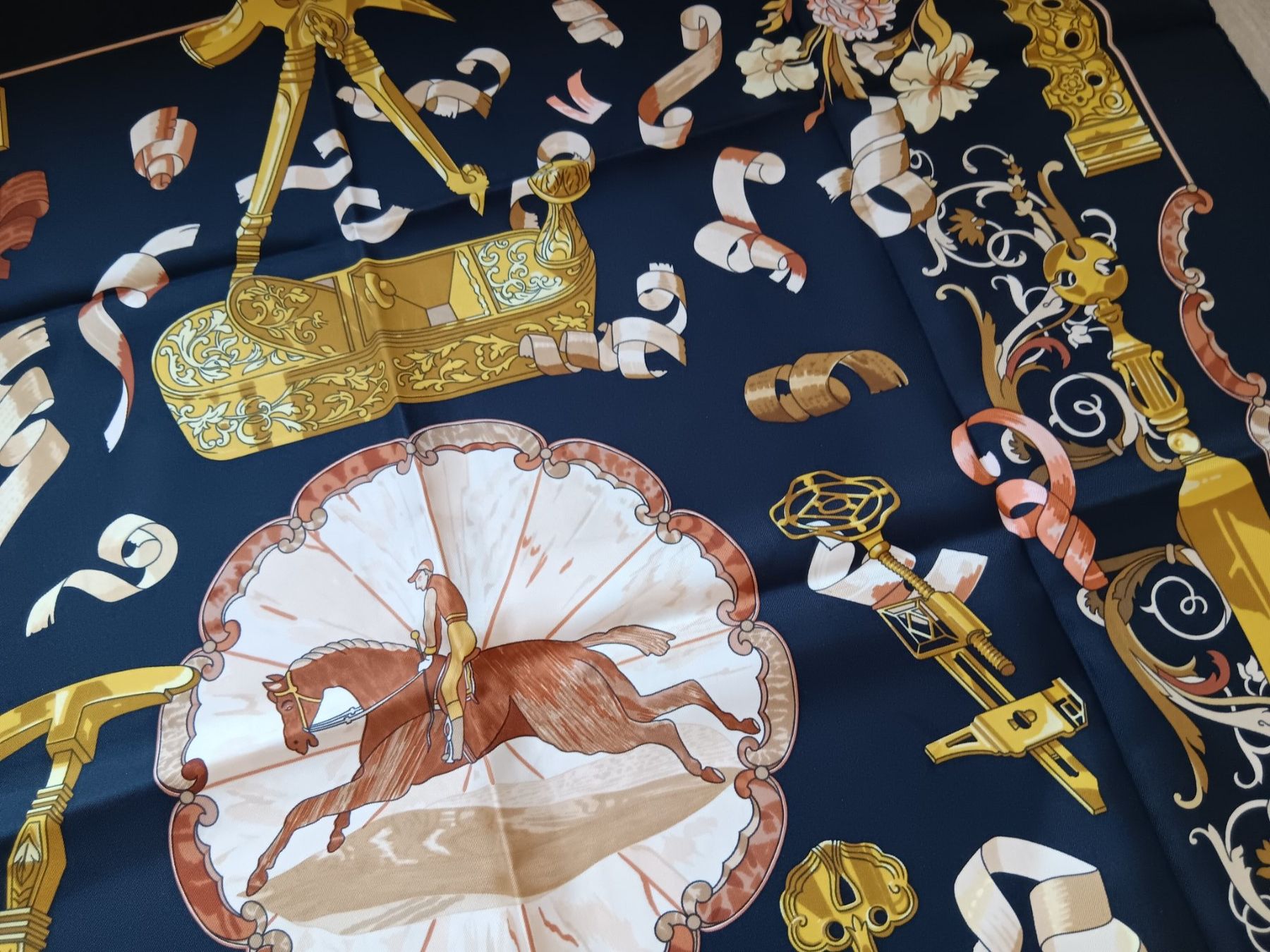 Hermès Foulard & Sciarpe: HERMES "COPEAUX" CARRE 90 CM – Usato da Cossonay-Ville venduto da Les_1001_perles 6