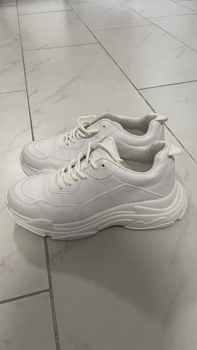 Scarpe da uomo: Weisse Turnschuhe – Nuovo (secondo la descrizione) da Bütschwil venduto da nao_y8tl 2