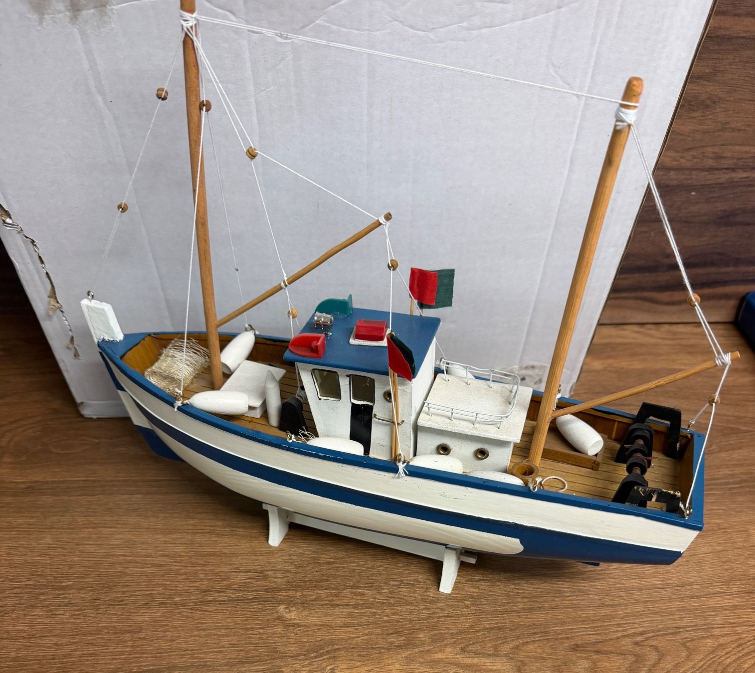 Modellismo RC: Modellboot Fischkutter blau weiss mit Ständer Neu Zustand – Nuovo (secondo la descrizione) da Nussbaumen AG venduto da olitech5415 2