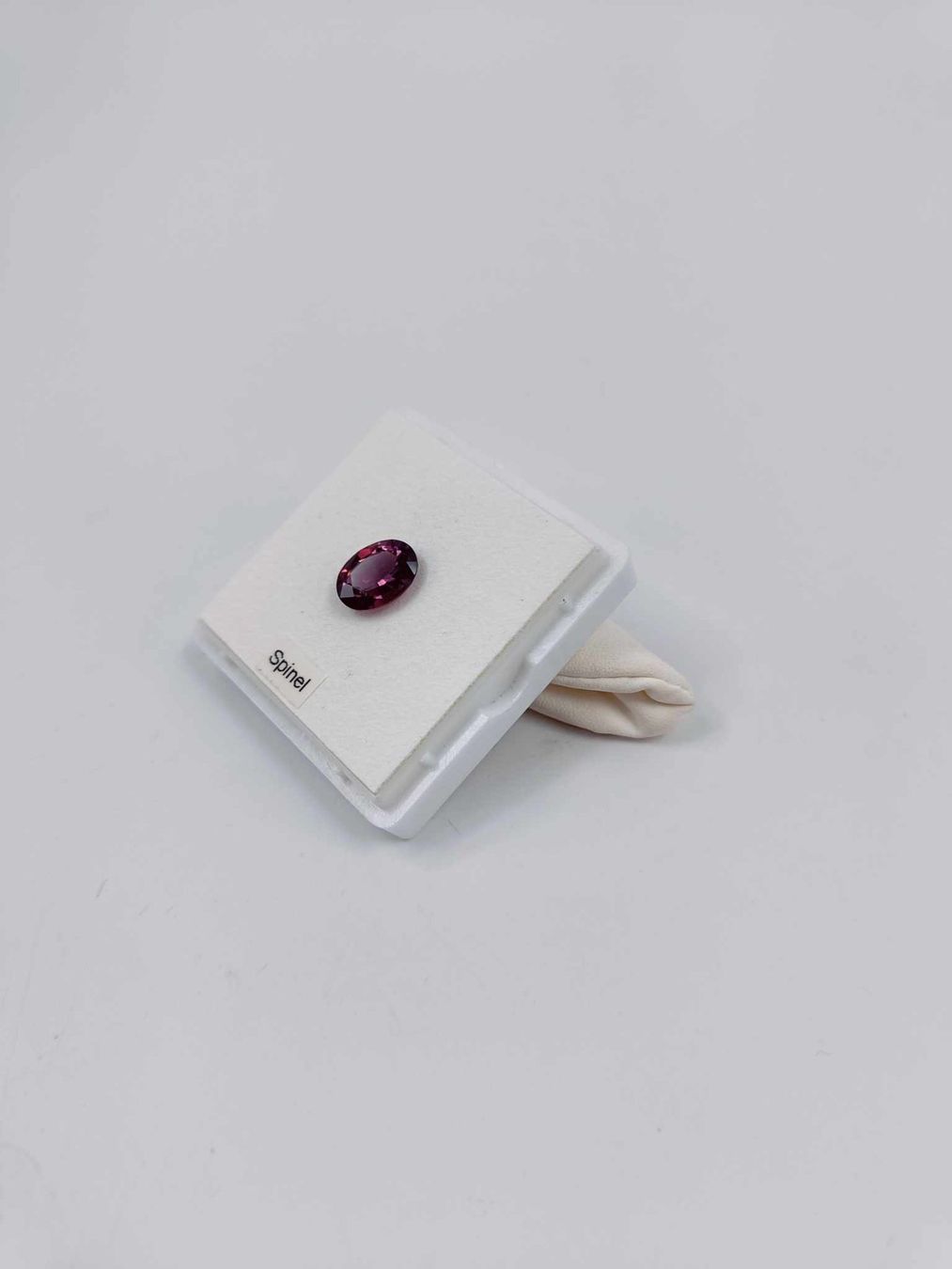 Pietre preziose: 1 VIOLETTER SPINEL 4.72 CT. – Usato da Luzern venduto da EdiGem 1