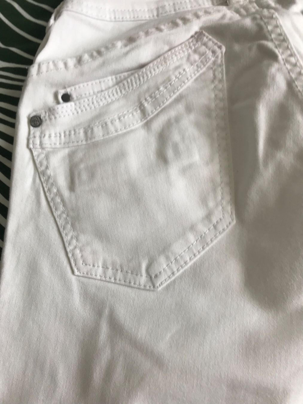Pantaloni: Shorts Damen weiss Grösse XS – Usato da Au/ZH venduto da markthallerapperswil 5