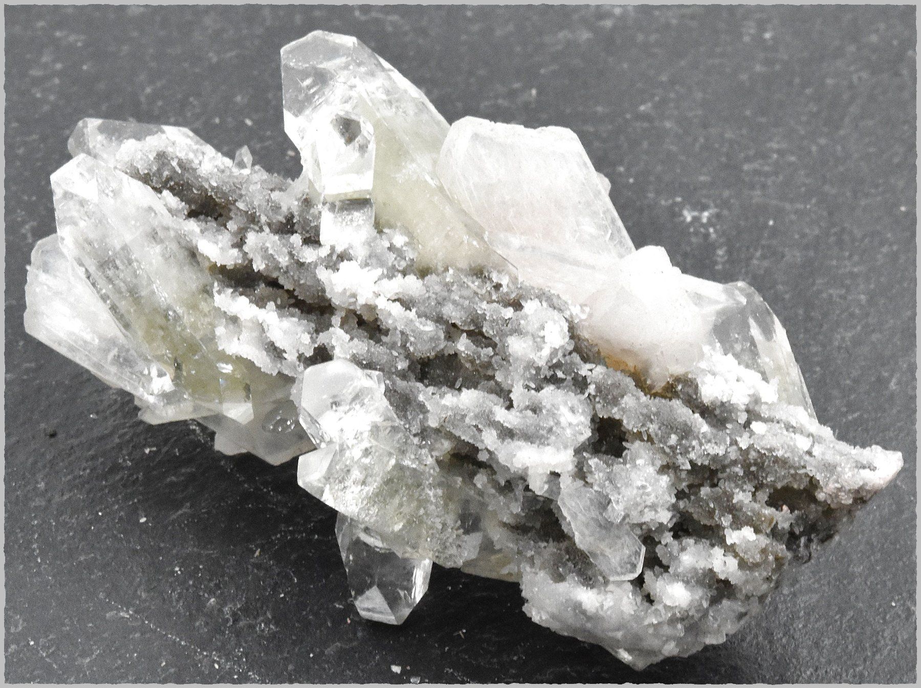 Mineralien & Heilsteine: Spitzer Apophyllit mit Stilbit auf schwarzer Chalcedon – Neu und originalverpackt aus Nassenwil von QuarySeller 2