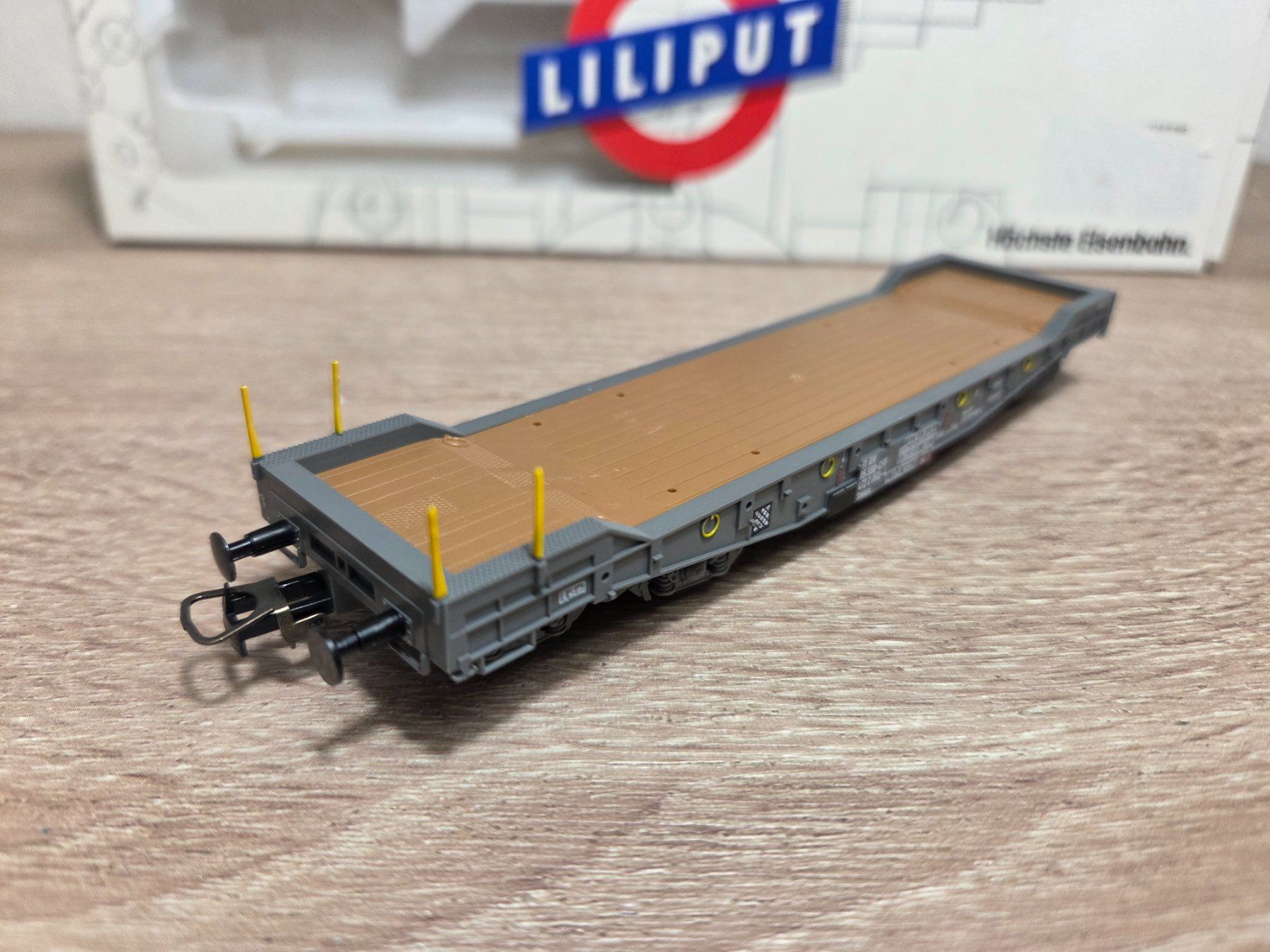 Liliput Modellini di ferrovie: Liliput 257 52 Flachwagen SBB H0 – Nuovo e nell'imballaggio originale da St-Aubin-Sauges venduto da Lo_Go 2