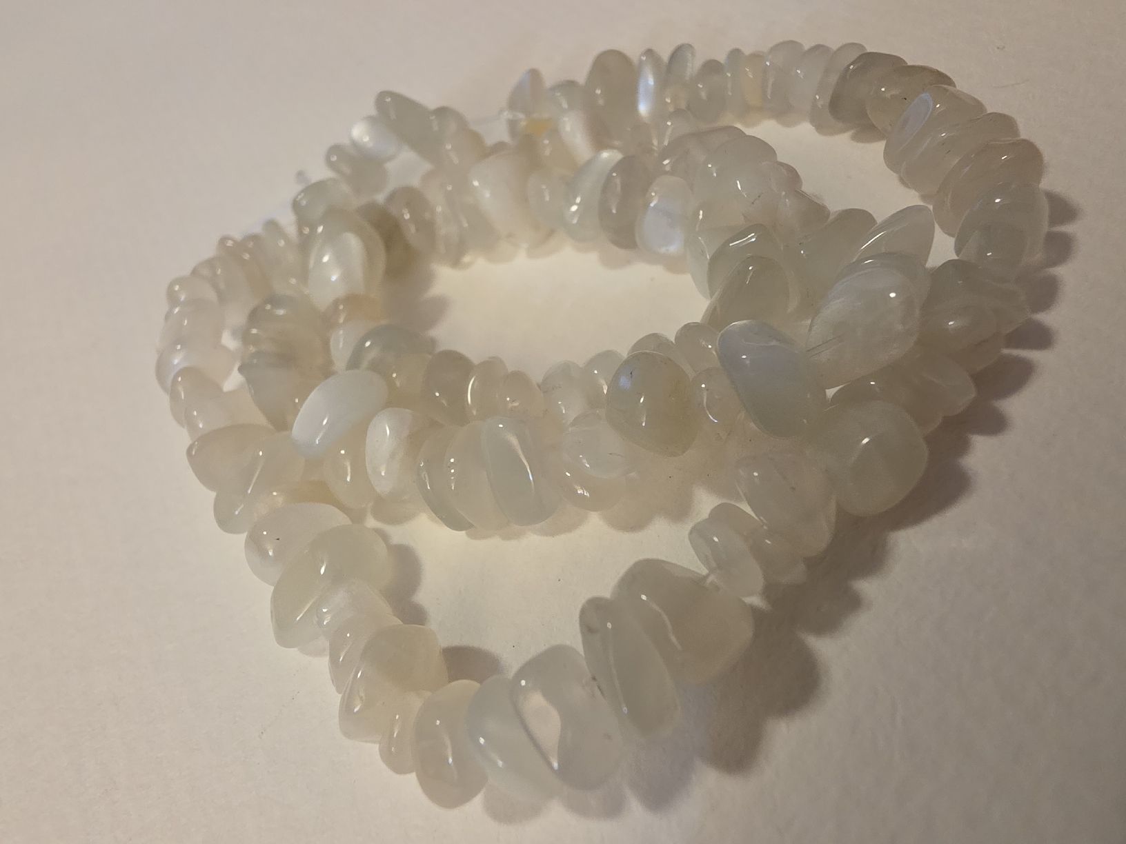 Mineralien & Heilsteine: Mondstein Splitter ca. 5-11mm. Strang – Neu und originalverpackt aus Menziken von Mirager