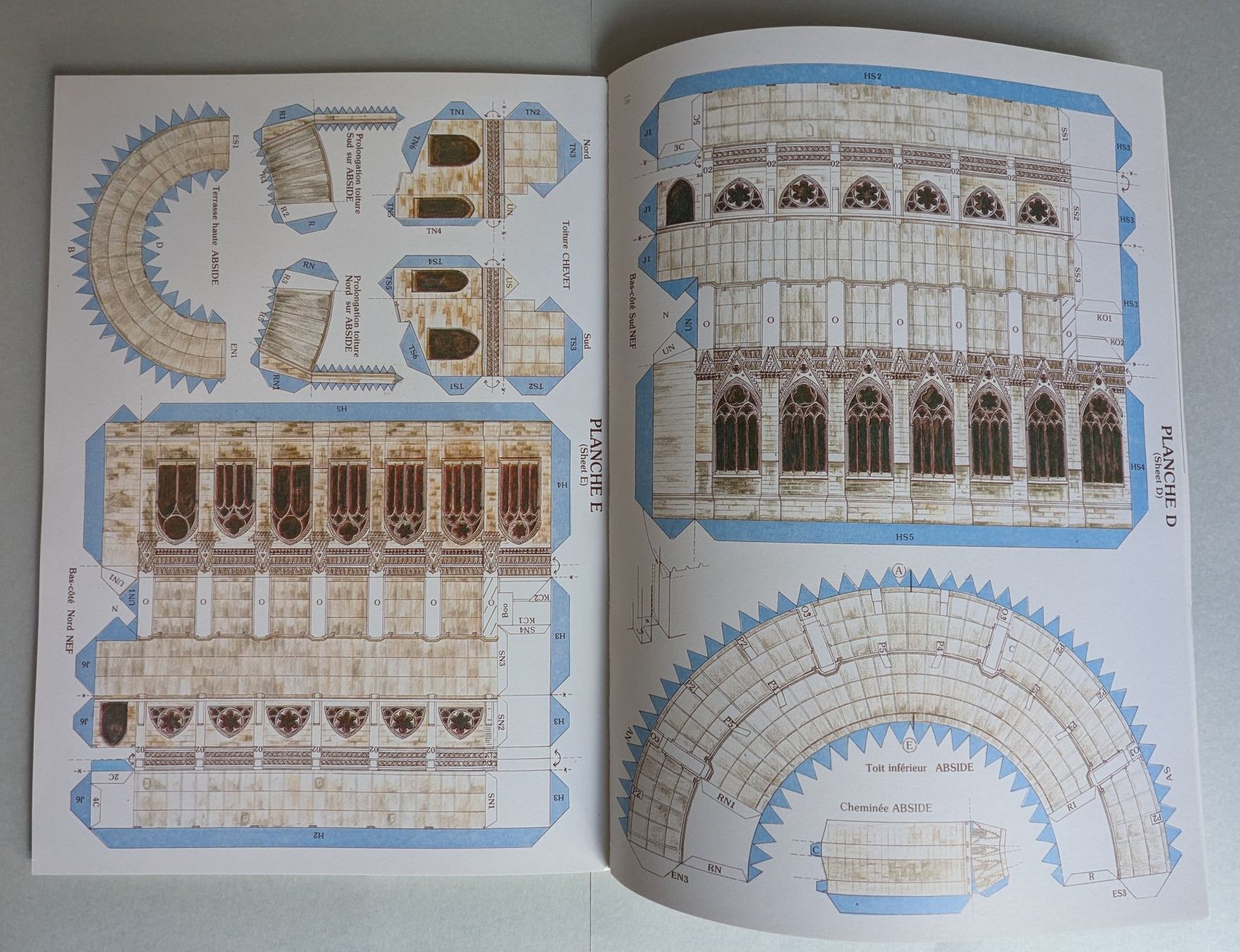 Modellbausätze & Standmodelle: Notre-Dame de Paris grosser authentischer Bastelbogen – Neu und originalverpackt aus Olten von J.Cooper58 1