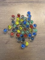 42 Glasmurmeln, verschiedene Farben