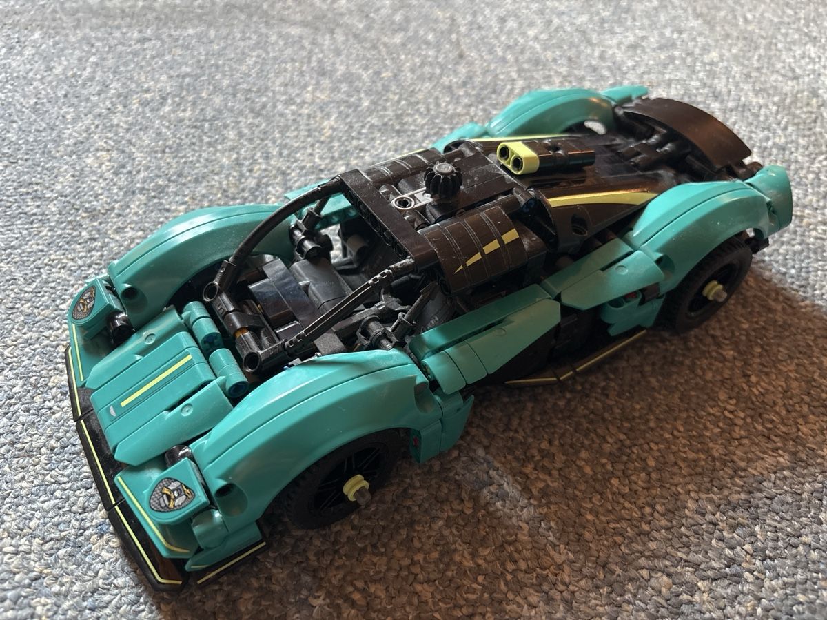 Lego Spielzeuge: LEGO Technic Aston Martin Valkyrie – Gebraucht aus Leimbach TG von TOAOT