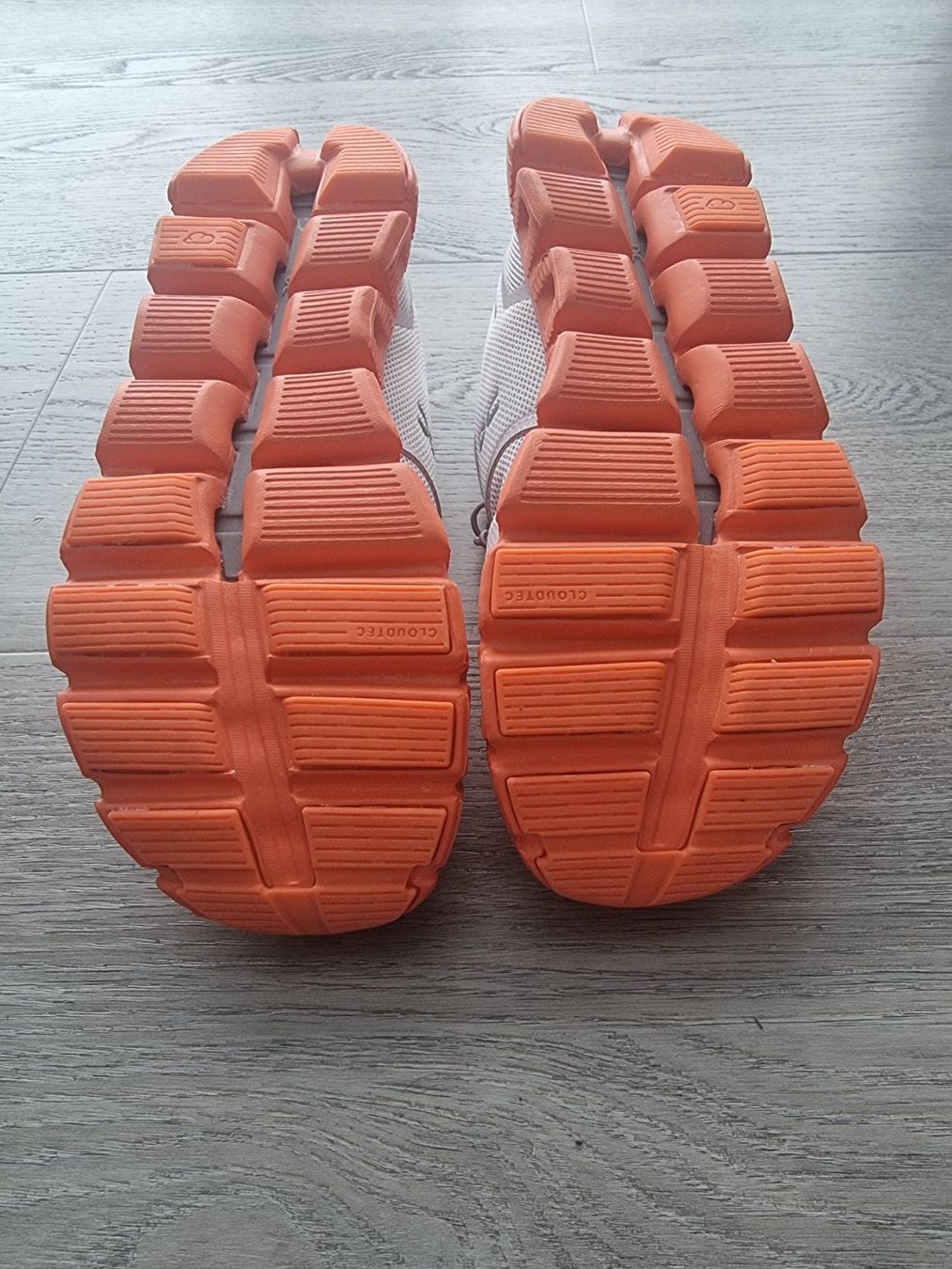 On Scarpe da donna: On Running Cloud Laufschuhe hellgrau/orange Gr. 39 neu – Nuovo e nell'imballaggio originale da Eglisau venduto da nicij79 5