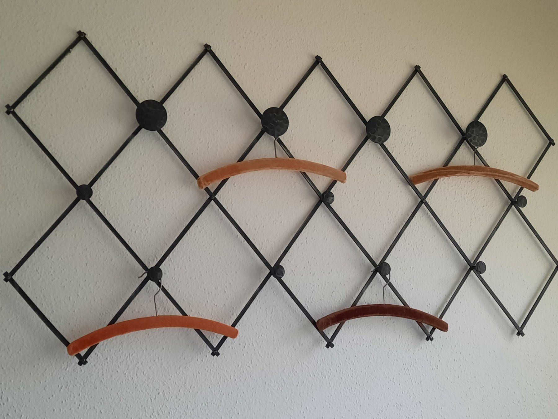 Guardaroba: Wandgarderobe mit Knaufhacken Gusseisen – Usato da Weinfelden venduto da Yenas10 2