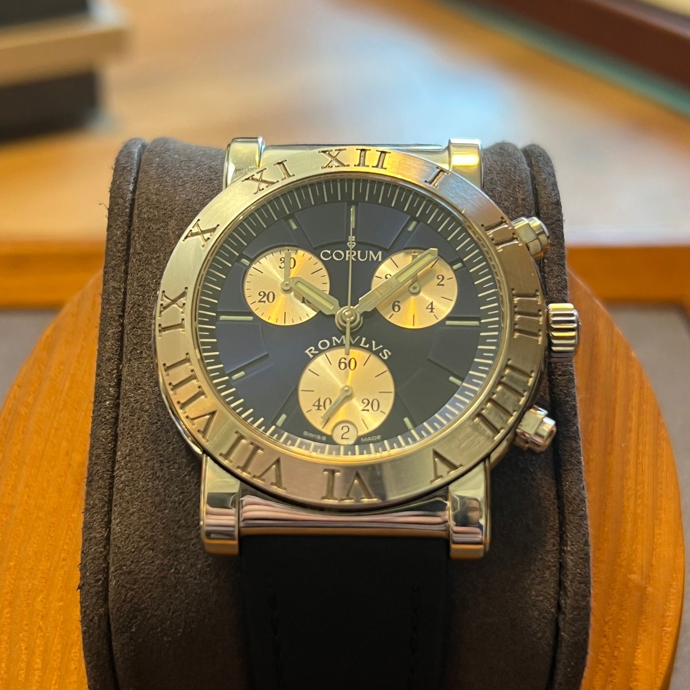 Corum Orologi: Corum Romulus Chronograph Quartz Full Set 396.701.20 – Usato da Carouge GE venduto da Watchaser