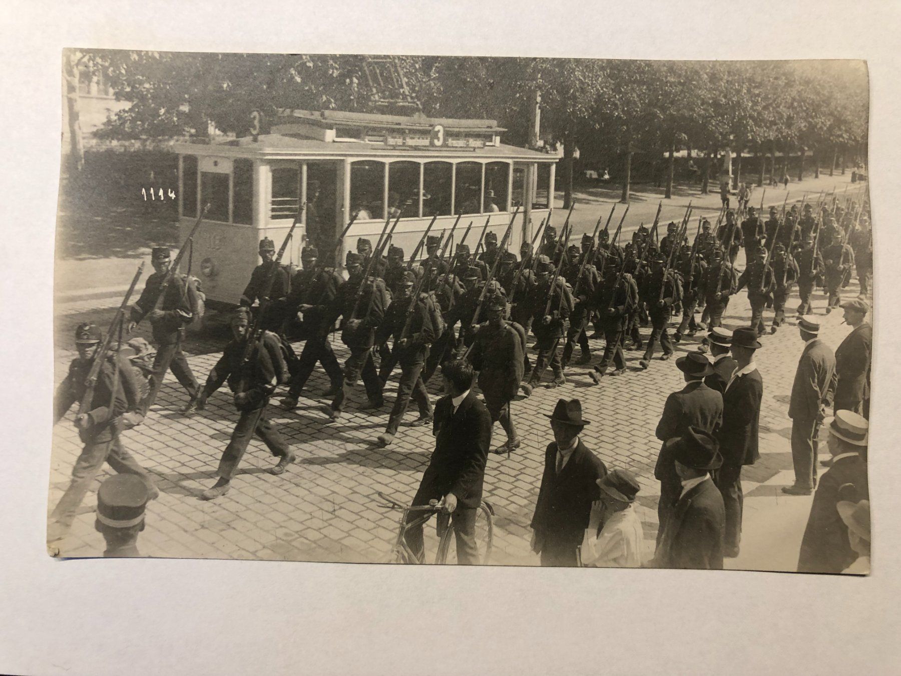 Ansichtskarten: Alte Ansichtskarte Armee mit Tram wo ? – Gebraucht aus Pfäffikon ZH von Waltoversand