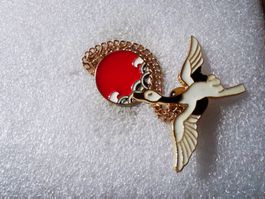 Ansteckpin 104: Doppelpin Storch mit Ball