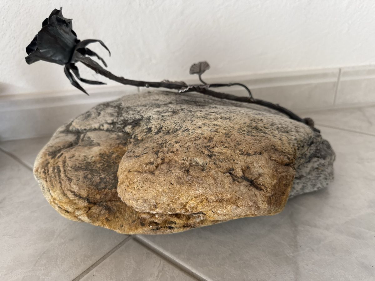 Tutte le decorazioni: Hangeschmiedete Rose in Verzasca Stein – Usato da Seon venduto da kst_d7jh 1