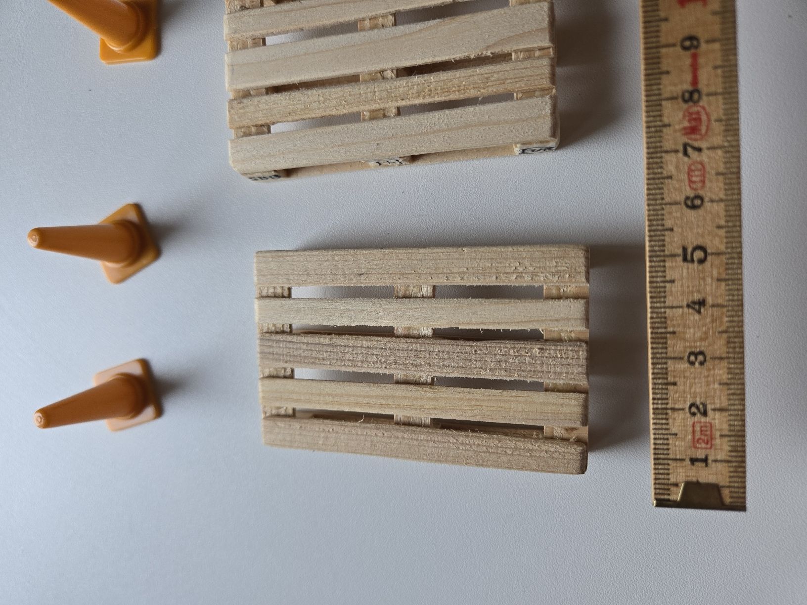 Palettes: Miniature pallets and traffic cones, 3 pallets, 4 cones – D'occasion à Grünenmatt par Brauni2 1