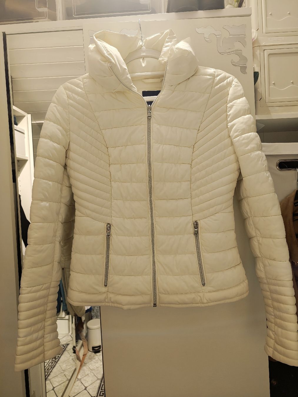 Guess Jacken: Steppjacke Guess weiss Grösse S Stretch  – Gebraucht aus Fislisbach von Sandy86