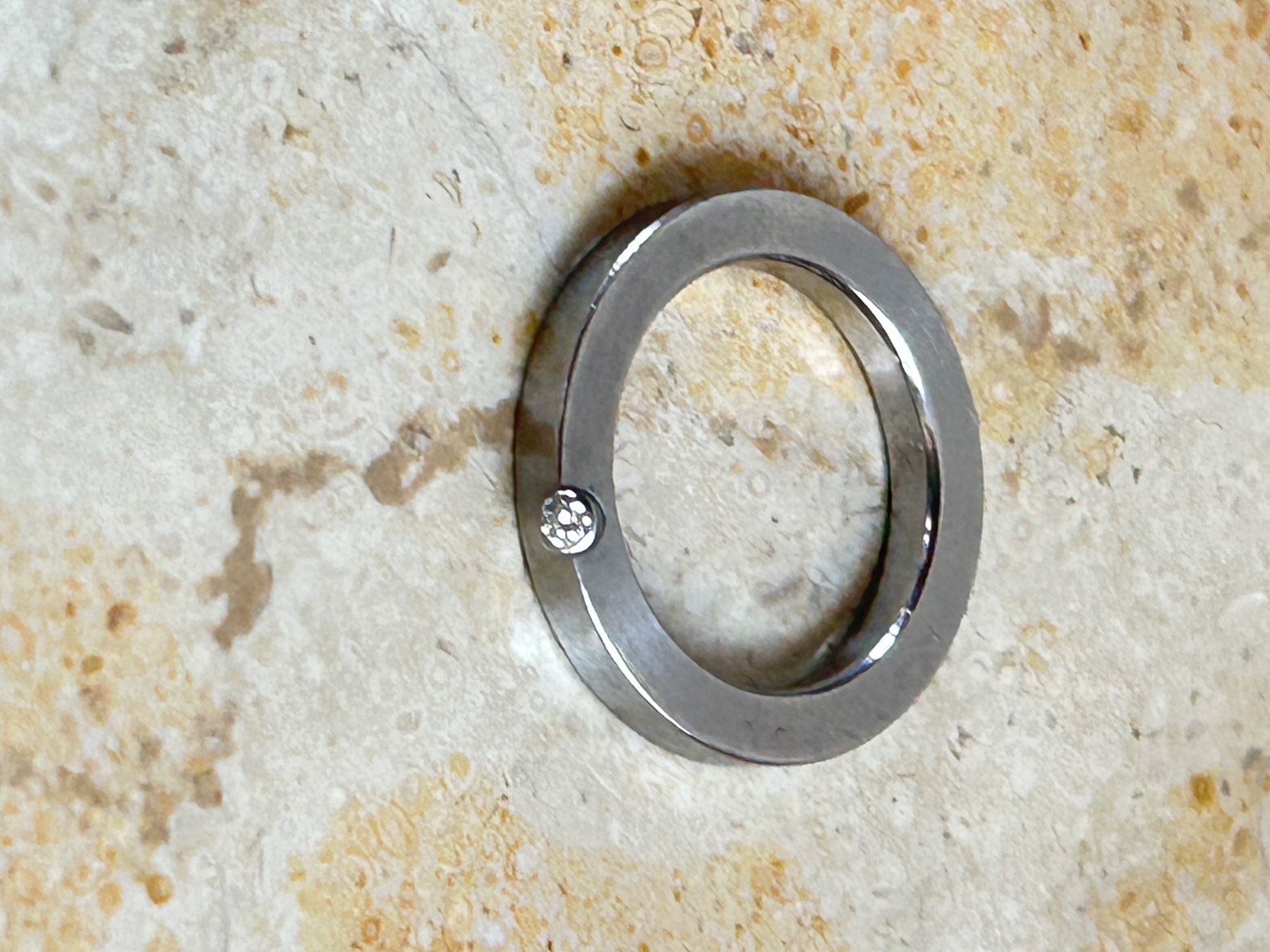 Anelli: Titan oder Edelstahlring mit weissem Stein (51) – Usato da Laufen venduto da Bellebellezza 9
