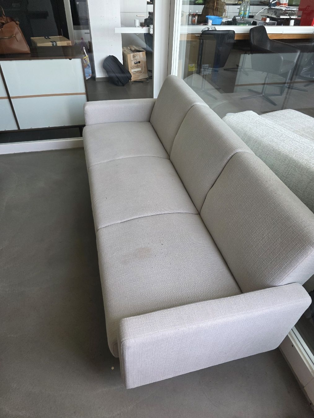 Divani: Light grey 3-seater sofa, comfortable and modern design. – Usato da Möhlin venduto da philippmarchand