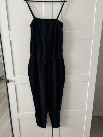 Schwarzer Jumpsuit