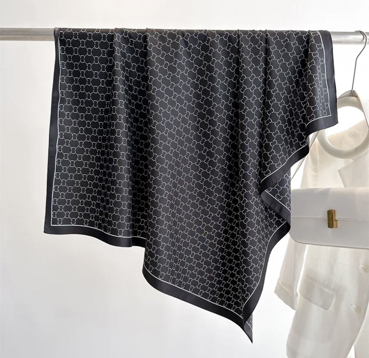 Foulard & Sciarpe: Schwarzes Tuch mit Muster - Neu! – Nuovo e nell'imballaggio originale da Winterthur venduto da -BeHappy24- 2