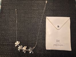 Collier marque RAS Ginkgo Biloba argenté, neuf, jamais porté