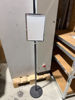 Plakatständer mit Standfuss aus Metall gebraucht
