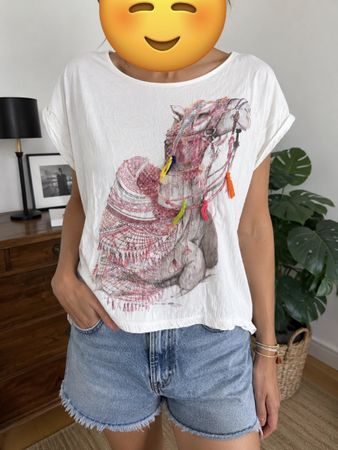 T-shirt Zara Trafaluc blanc imprimé chameau avec pompons