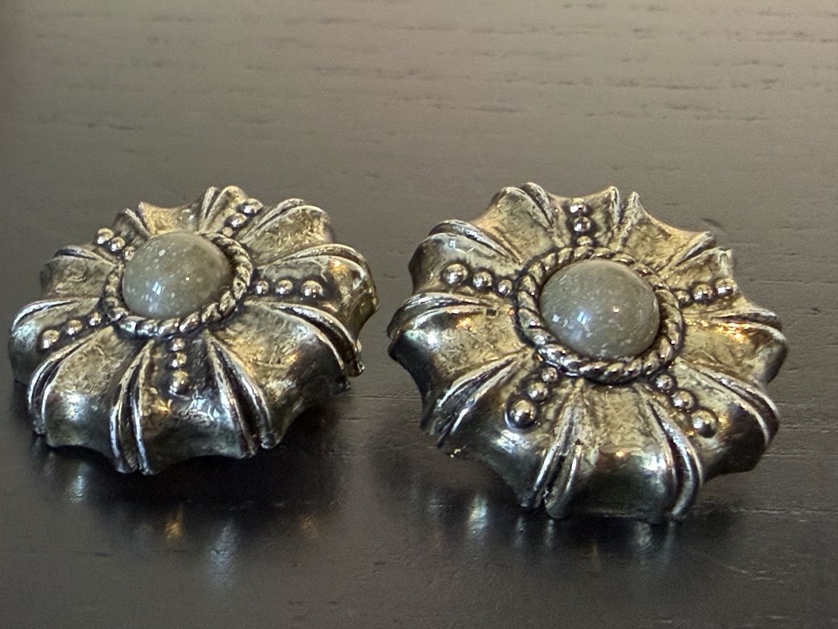 Orecchini pendenti & Orecchini a lobo: Vintage Ohrclips, oder Brosche silberfarben – Usato da Widnau venduto da kustercarmen 7