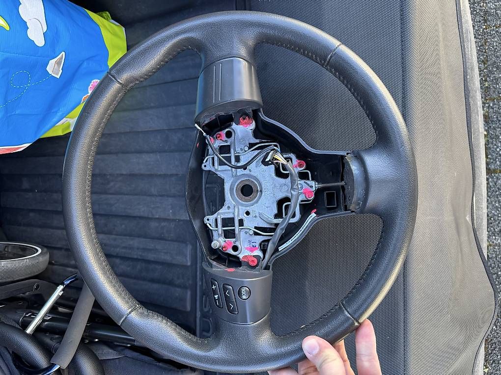 Tutti pezzi di ricambio auto: Lenkrad Toyota Corolla TS E12 Multifunktionstasten – Usato da Ehrendingen venduto da Veiga