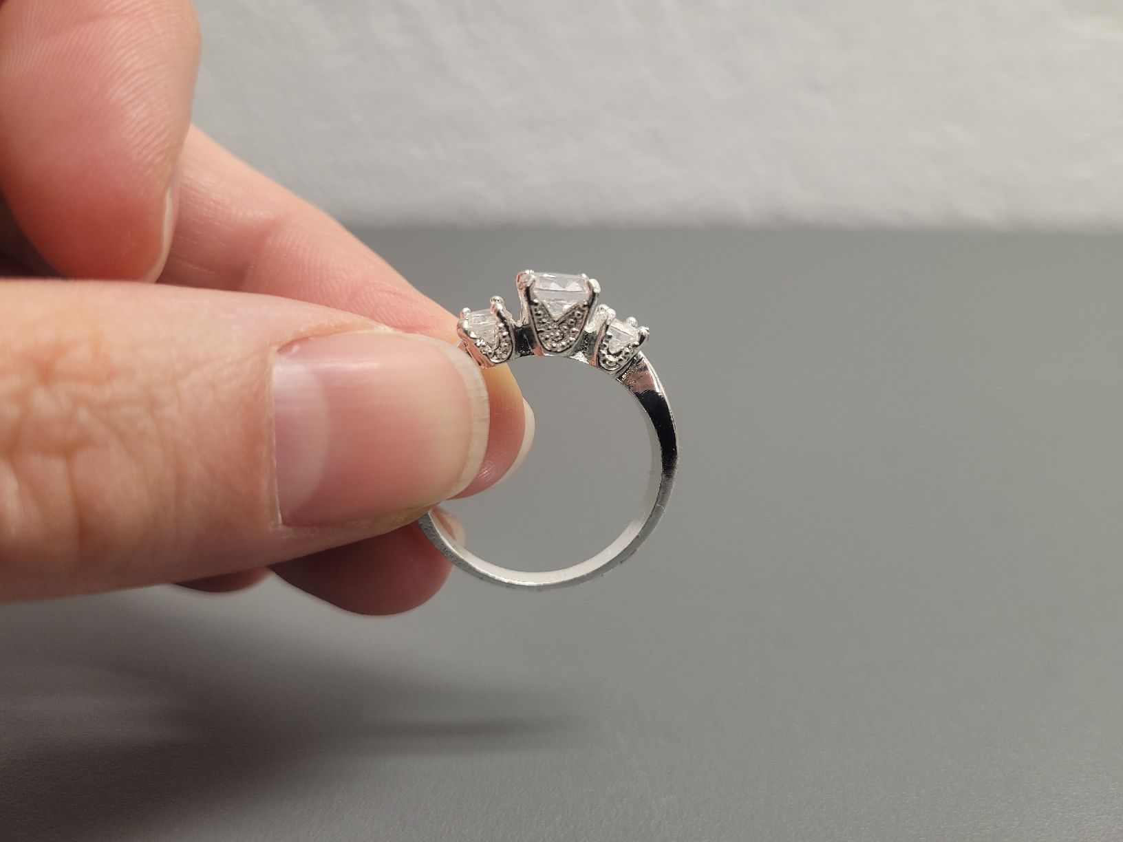 Ringe: Wunderschöner Damenring, Silberfarbig, mit ? Stein – Gebraucht aus Wängi von Jeane_02 1