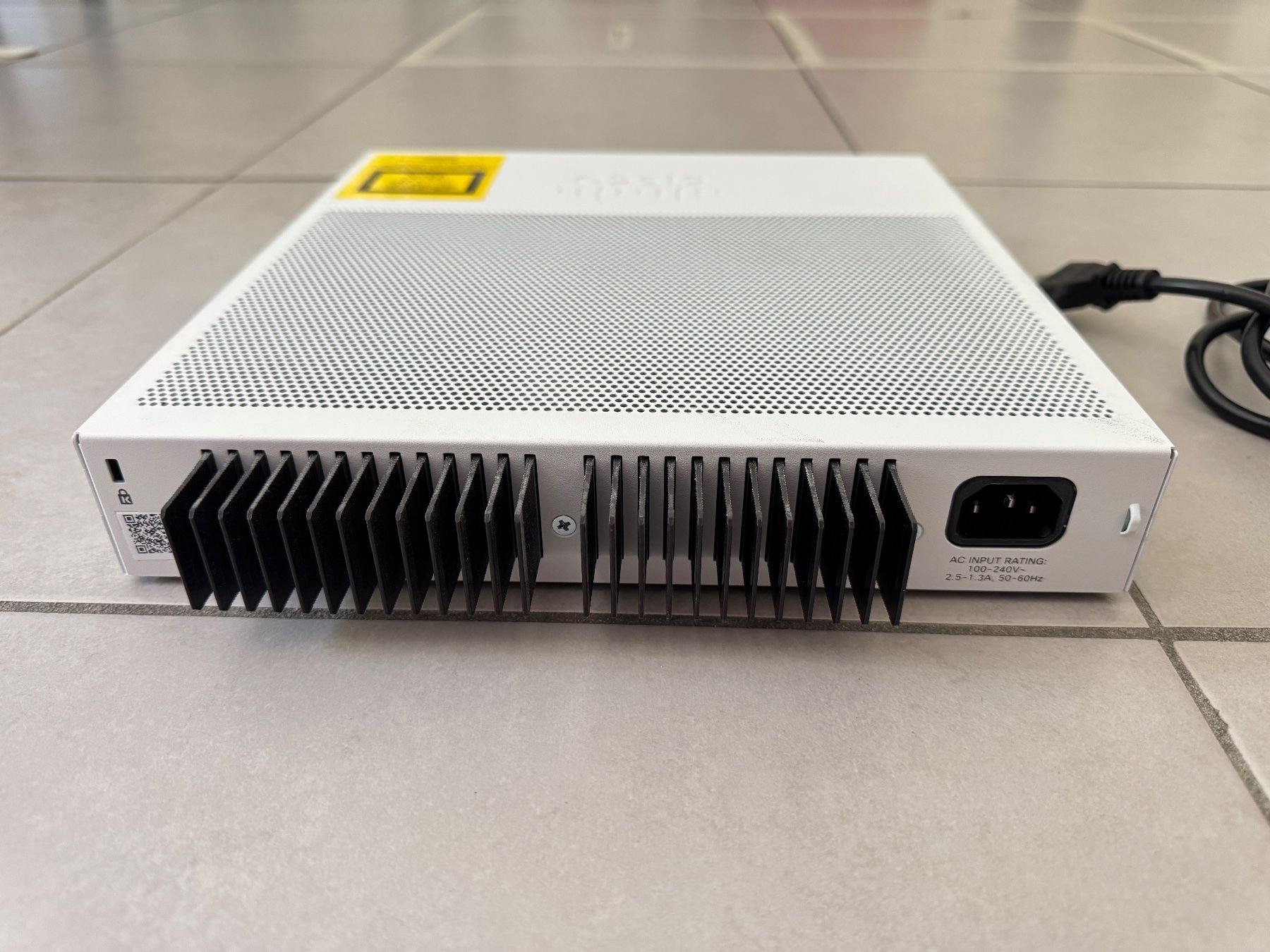 Cisco Hub & Switch: Cisco Catalyst C1000-16P-2G-L Switch professionnel PoE+ – Usato da Geneve venduto da iBest 4