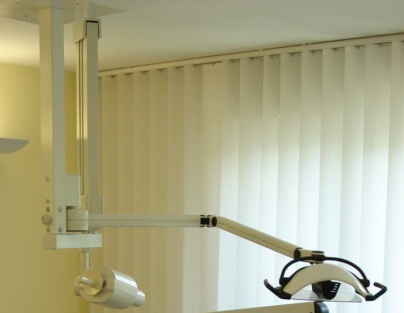 Attrezzature mediche: Arbeits/Ops-Lampe Dental mit Deckenstativ/Sockel – Usato da Hombrechtikon venduto da BMSI